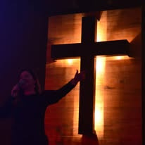Iluminação cênica em uma cruz