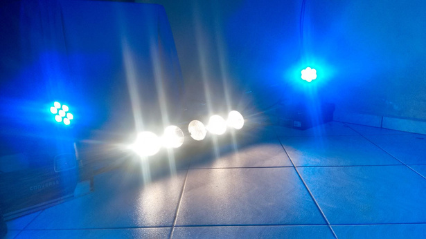 Refletores azuis e brancos em teste